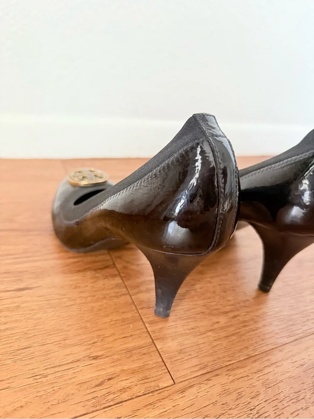 Tory Burch Caroline Mid Heel Pumps Size 7 Black Patent Leather Logo Medallion